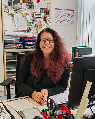 Schulsekretärin Frau Jeanette Haag  im Sekretariat
