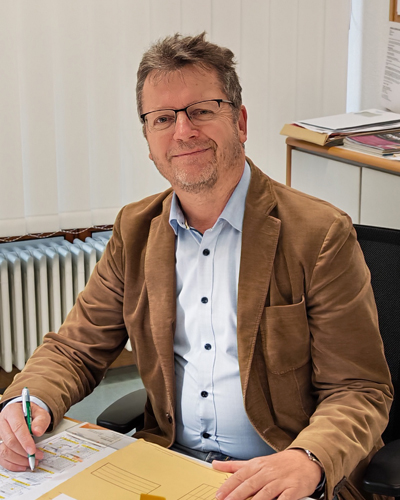 Schulleiter Steffen Müller bei der Arbeit an seinem Schreibtisch
