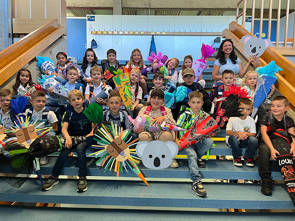 Schulkinder mit Schultüte sitzend auf einer Treppe zur Einschulung 2025/2026