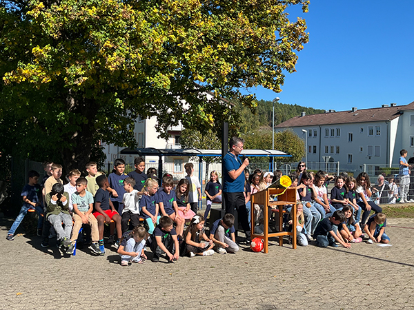 Schulleiter Steffen Müller begrüßt die Kinder zur Einschulung 2025/2026