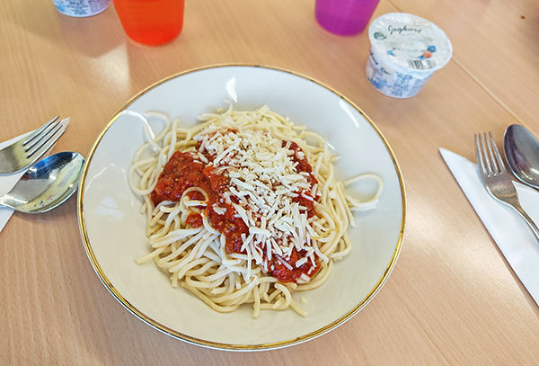 Ansicht Tellergericht Spaghetti Bolognese mit Parmesan